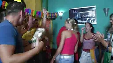 تظهر شقراء MILF Magnifique من جسم رائع في حمام السباحة موقع سكسي اباحي