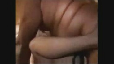 تظهر شقراء MILF Magnifique من موقع سكسي نيج جسم رائع في حمام السباحة