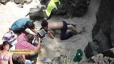 ركوب تيفاني تاتوم المربوط على أقطاب الموقع الزرق سكسي ضخمة