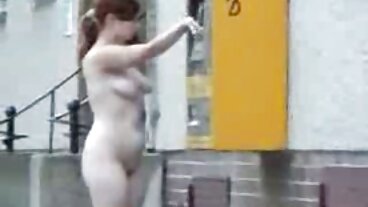 رجل كبير السن يشاهد الأزواج وهم يرتدونها في افضل مواقع سكسي حفلة